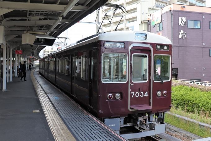 鉄道乗車記録の写真:乗車した列車(外観)(1)          「乗車した列車。
阪急7000系7034編成。」
