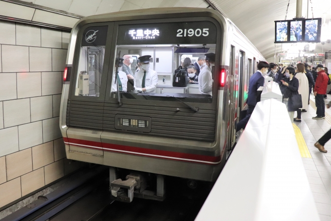 鉄道乗車記録の写真:乗車した列車(外観)(1)        「乗車した列車。
大阪メトロ21系21605編成。」