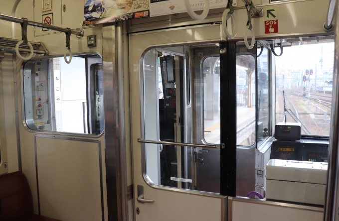 鉄道乗車記録の写真:車内設備、様子(3)        「JR東日本に所属している211系とは乗務員室仕切り扉の形状が異なります。」