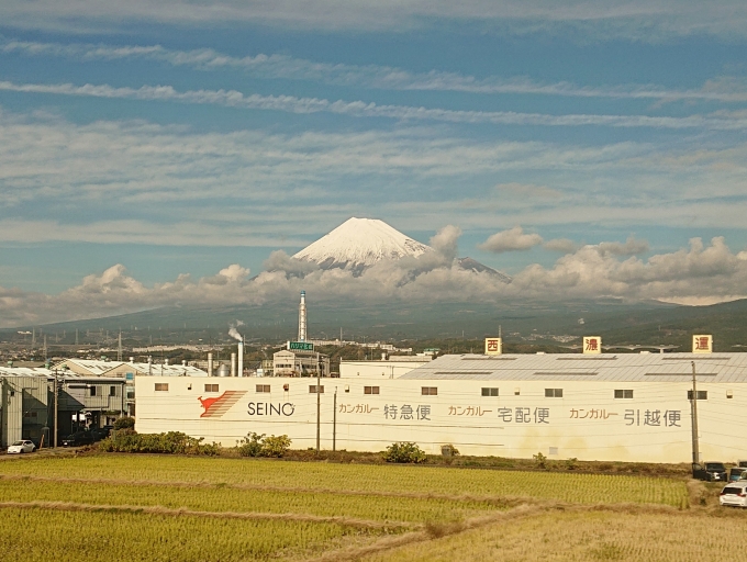 鉄道乗車記録の写真:車窓・風景(3)        「山側の席に座ったので富士山がよく見えます。」