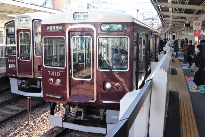 鉄道乗車記録の写真:乗車した列車(外観)(1)        「乗車した列車。
阪急7000系7324編成。」