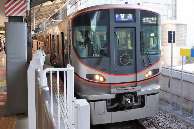 鉄道乗車記録の写真:乗車した列車(外観)(3)        「大阪駅からは桜島行で運行されました。」