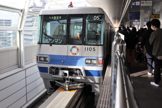 鉄道乗車記録の写真:乗車した列車(外観)(1)        「乗車した列車。
大阪モノレール1000系05編成。」