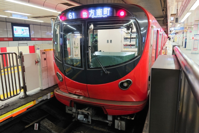 鉄道乗車記録の写真:乗車した列車(外観)(1)        「乗車した列車。
東京メトロ2000系2107編成。」