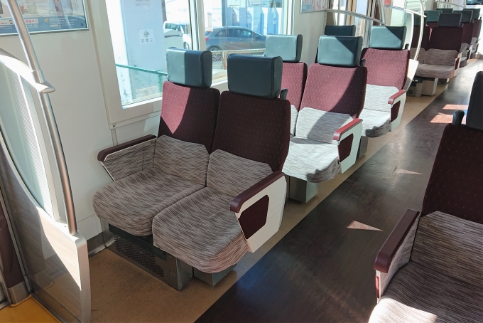 鉄道乗車記録の写真:車内設備、様子(2)        「京王ライナー返却運用のため座席はクロスシートモード。(座席は逆向き。)」