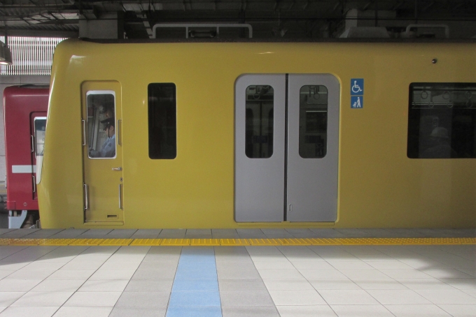 鉄道乗車記録の写真:車窓・風景(4)        「途中の上大岡駅では旧塗装のイエローハッピートレインの退避。」