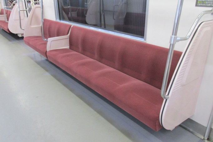鉄道乗車記録の写真:車内設備、様子(3)        「ドア間の座席は8列ロングシートです。」