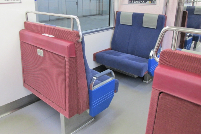 鉄道乗車記録の写真:車内設備、様子(4)        「車端部の座席はボックスシートです。」