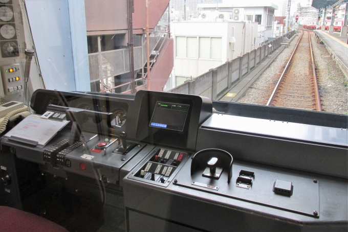 鉄道乗車記録の写真:車内設備、様子(8)        「SR無線機設置の伴い運転台にモニターが増設されています。」