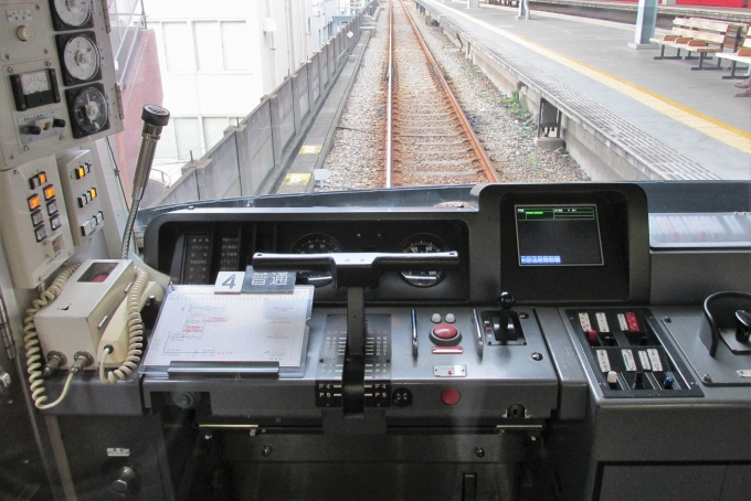 鉄道乗車記録の写真:車内設備、様子(9)        「SR無線機設置の伴い運転台にモニターが増設されています。」