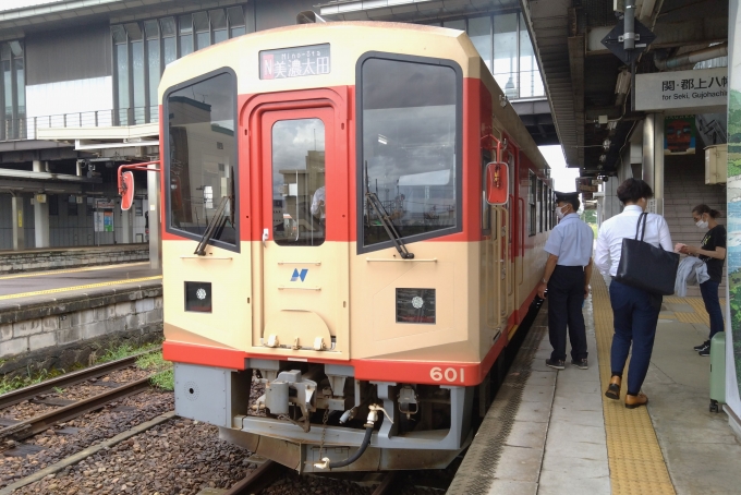 鉄道乗車記録の写真:乗車した列車(外観)(1)        「乗車した列車。
長良川鉄道ナガラ600形601号車。」