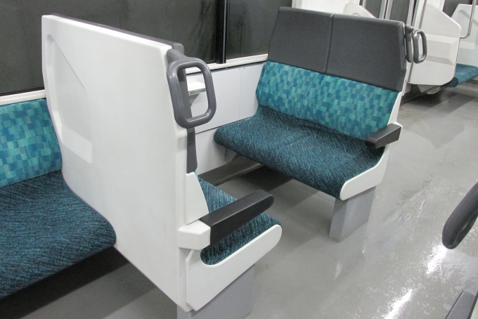 鉄道乗車記録の写真:車内設備、様子(4)        「先頭車に各6か所ずつボックスシートが設置されています。」