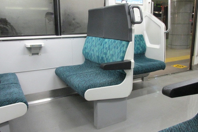 鉄道乗車記録の写真:車内設備、様子(5)        「後付けの座席のため片持ち式ではありません。」