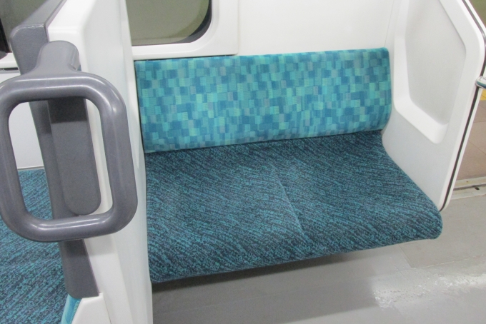 鉄道乗車記録の写真:車内設備、様子(8)        「ボックスシートとドア間の座席は2人掛け。」