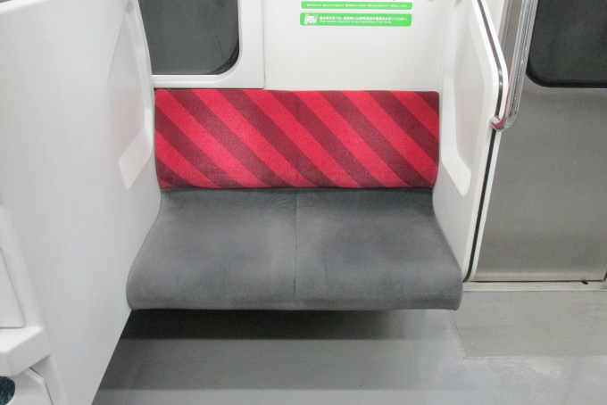 鉄道乗車記録の写真:車内設備、様子(9)        「2人掛け席の一部は優先席となっています。」