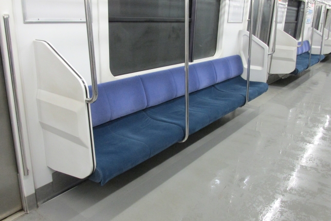鉄道乗車記録の写真:車内設備、様子(12)        「座席モケットは京浜東北線時代のままになっている。」