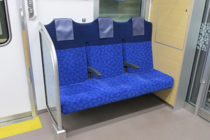 鉄道乗車記録の写真:車内設備、様子(4)        「車端部は3人掛け座席を設置。」