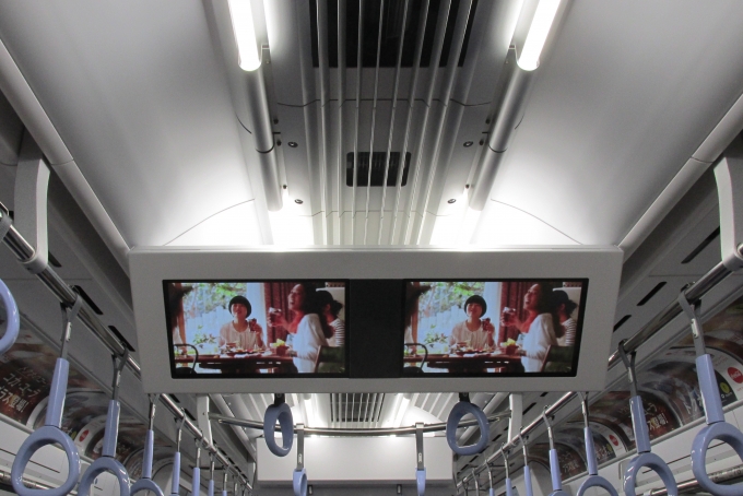 鉄道乗車記録の写真:車内設備、様子(6)        「LCDはドア上以外にも枕木方向にも設置。」