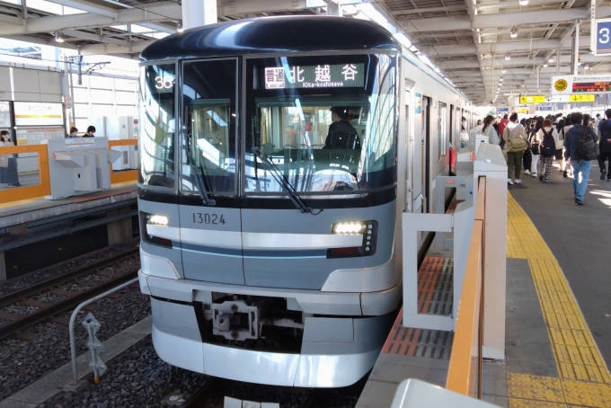 鉄道乗車記録の写真:乗車した列車(外観)(1)        「乗車した列車。
東京メトロ13000系13124編成。」