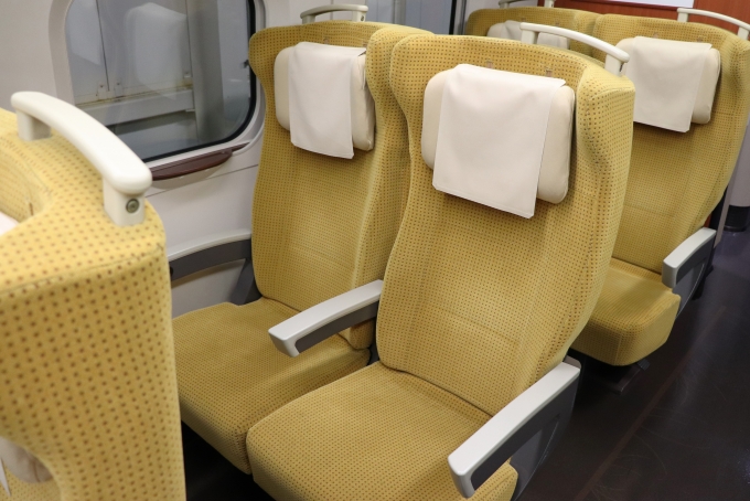 鉄道乗車記録の写真:車内設備、様子(4)        「普通車の座席モケットは秋田の稲穂をイメージしています。」