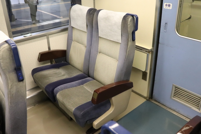 鉄道乗車記録の写真:車内設備、様子(5)        「座席は一昔の雰囲気があります。」
