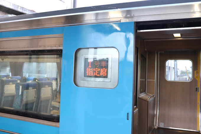 鉄道乗車記録の写真:列車・車両の様子(未乗車)(4)        「2000系シリーズのドアは外開きプラグドアとなっています。」