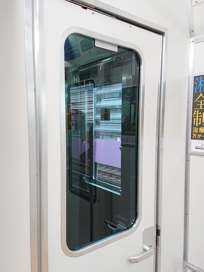 鉄道乗車記録の写真:車内設備、様子(4)        「相鉄直通に合わせて乗務員室仕切り扉が交換されています。」