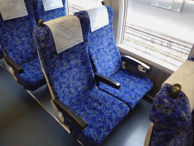 鉄道乗車記録の写真:車内設備、様子(3)        「座席周り。」