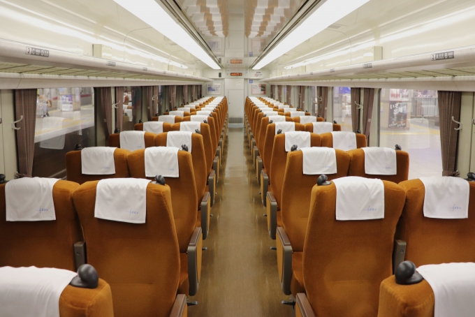 鉄道乗車記録の写真:車内設備、様子(3)     「座席モケットも従来車から変更されています。」