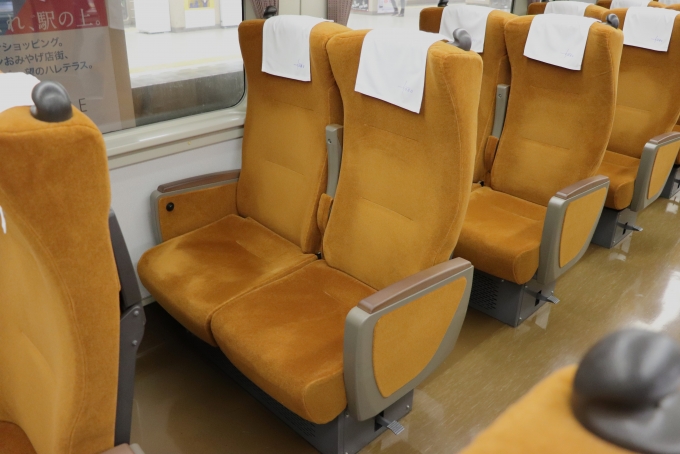 鉄道乗車記録の写真:車内設備、様子(4)     「座席モケットも1800系と同じ色に変更されています。」