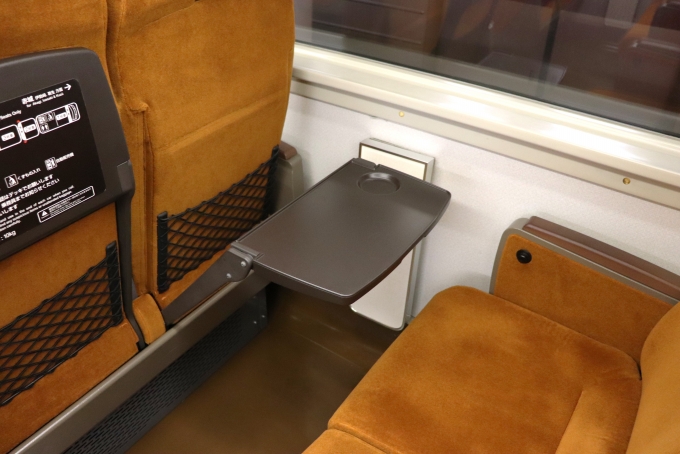 鉄道乗車記録の写真:車内設備、様子(5)     「テーブル周りは従来車と同様です。」