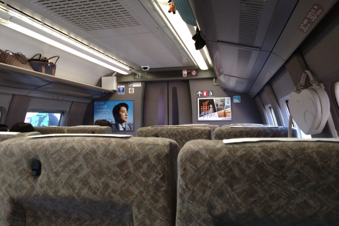 鉄道乗車記録の写真:車内設備、様子(9)     「6号車は元グリーン車の座席を使用しておりシートピッチが広いなど豪華になっています。」