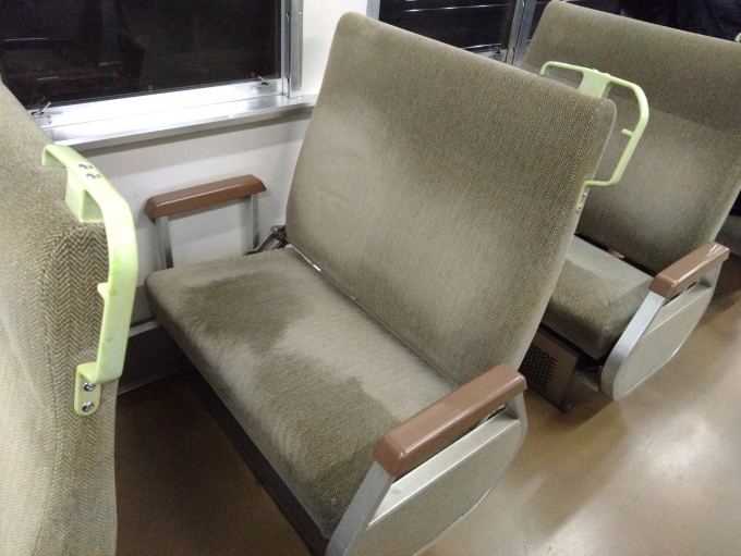 鉄道乗車記録の写真:車内設備、様子(4)        「座席周り。」