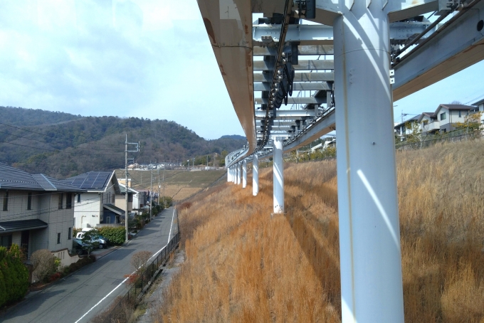 鉄道乗車記録の写真:車窓・風景(6)        「住宅地を進んでいきます。」
