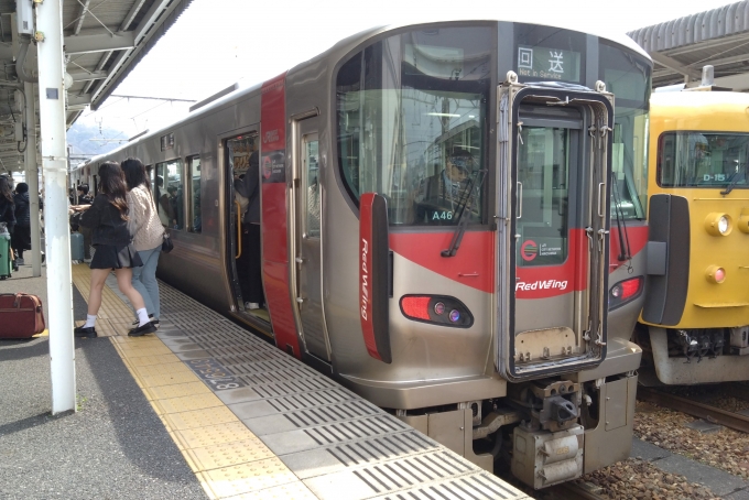 鉄道乗車記録の写真:乗車した列車(外観)(4)        「原則糸崎駅で乗り換えが必要となります。」