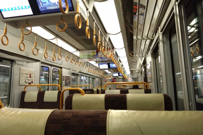 鉄道乗車記録の写真:車内設備、様子(5)        「姫路駅始発のため車内は空いています。」
