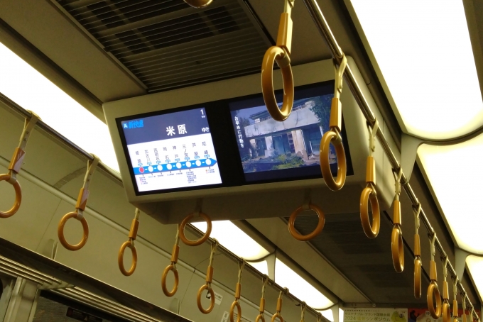 鉄道乗車記録の写真:車内設備、様子(6)        「LCDはドア上ではなく枕木方向に設置されています。」
