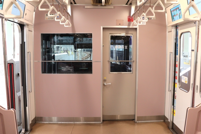 鉄道乗車記録の写真:車内設備、様子(2)        「相鉄直通対応工事のため乗務員室仕切り窓の右側が閉鎖されました。」
