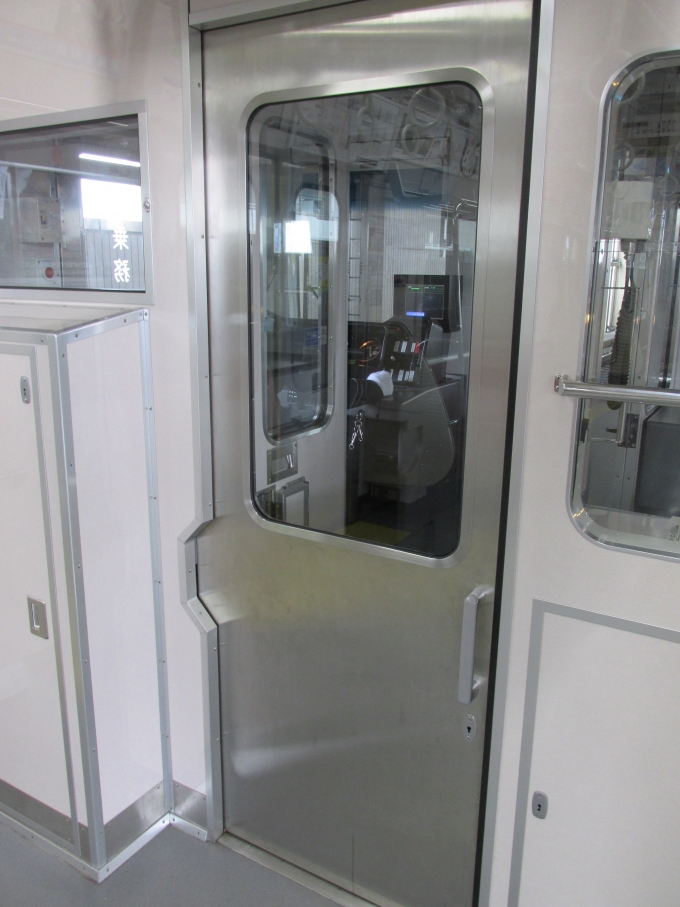鉄道乗車記録の写真:車内設備、様子(6)        「乗務員室仕切り扉も横開き式になっています。」