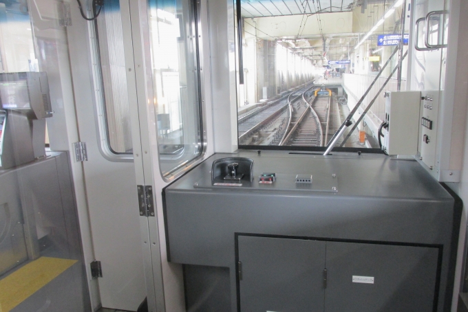 鉄道乗車記録の写真:車内設備、様子(7)        「乗務員室内の配置も変更されています。」