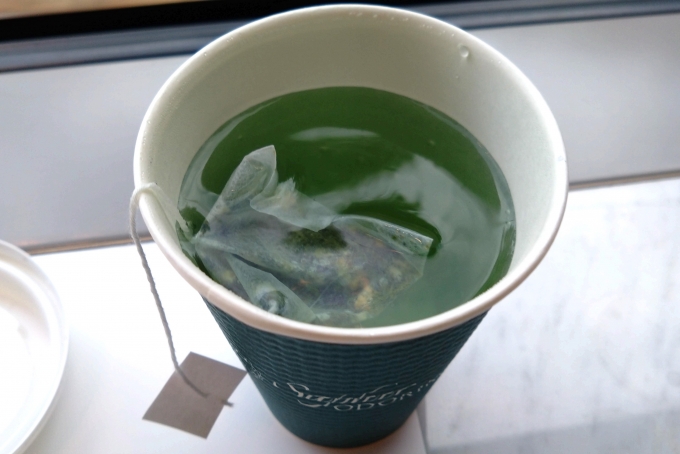 鉄道乗車記録の写真:駅弁・グルメ(16)        「静岡県産緑茶とバタフライピーをブレンドした色と香りが楽しめるお茶。」