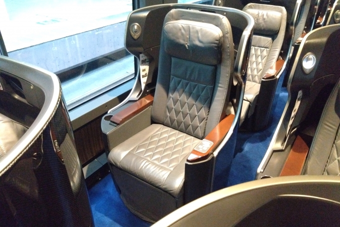 鉄道乗車記録の写真:車内設備、様子(2)        「座席周り。」