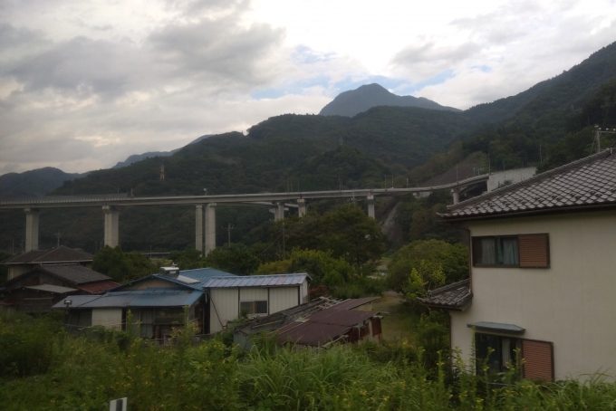 鉄道乗車記録の写真:車窓・風景(7)        「途中山岳エリアを走行します。」