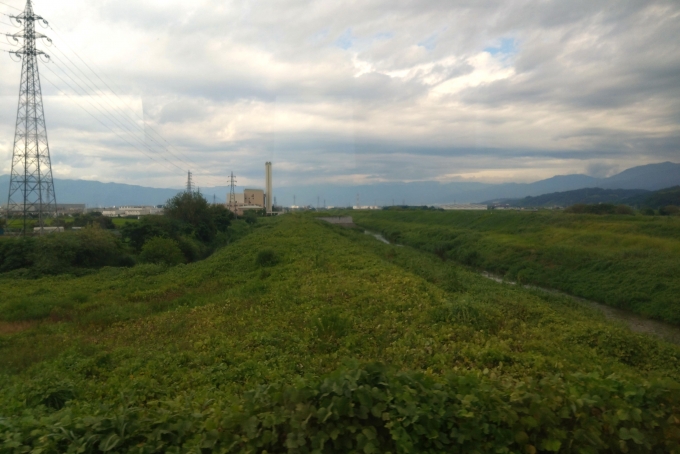 鉄道乗車記録の写真:車窓・風景(8)        「甲府駅周辺は甲府盆地内を走行します。」