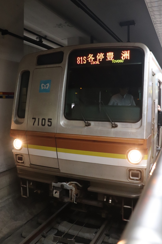鉄道乗車記録の写真:乗車した列車(外観)(1)        「乗車した列車。東京メトロ7000系7105編成。」