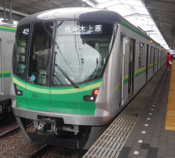 鉄道乗車記録の写真:乗車した列車(外観)(2)        「乗車当時は小田急線への乗り入れが禁止されていたのでサークルEのマークが貼られている。」