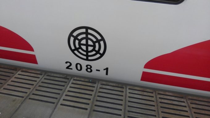 鉄道乗車記録の写真:車両銘板(4)        「東武鉄道の社紋です。」