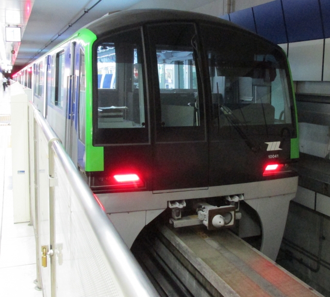 鉄道乗車記録の写真:乗車した列車(外観)(1)          「乗車した列車。
東京モノレール10000形10041編成。」