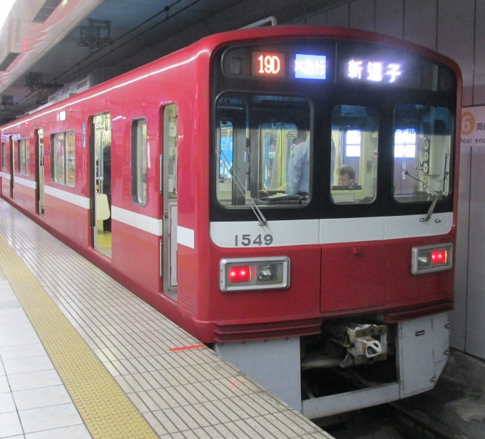 鉄道乗車記録の写真:乗車した列車(外観)(2)        「羽田空港国内線ターミナル駅では階段に近いところの乗車位置付近は混雑しています。」