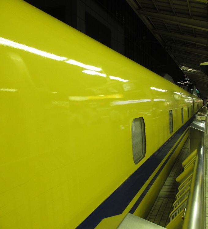 鉄道乗車記録の写真:列車・車両の様子(未乗車)(2)        「東京駅で隣のホームに偶然ドクターイエローが居ました。」